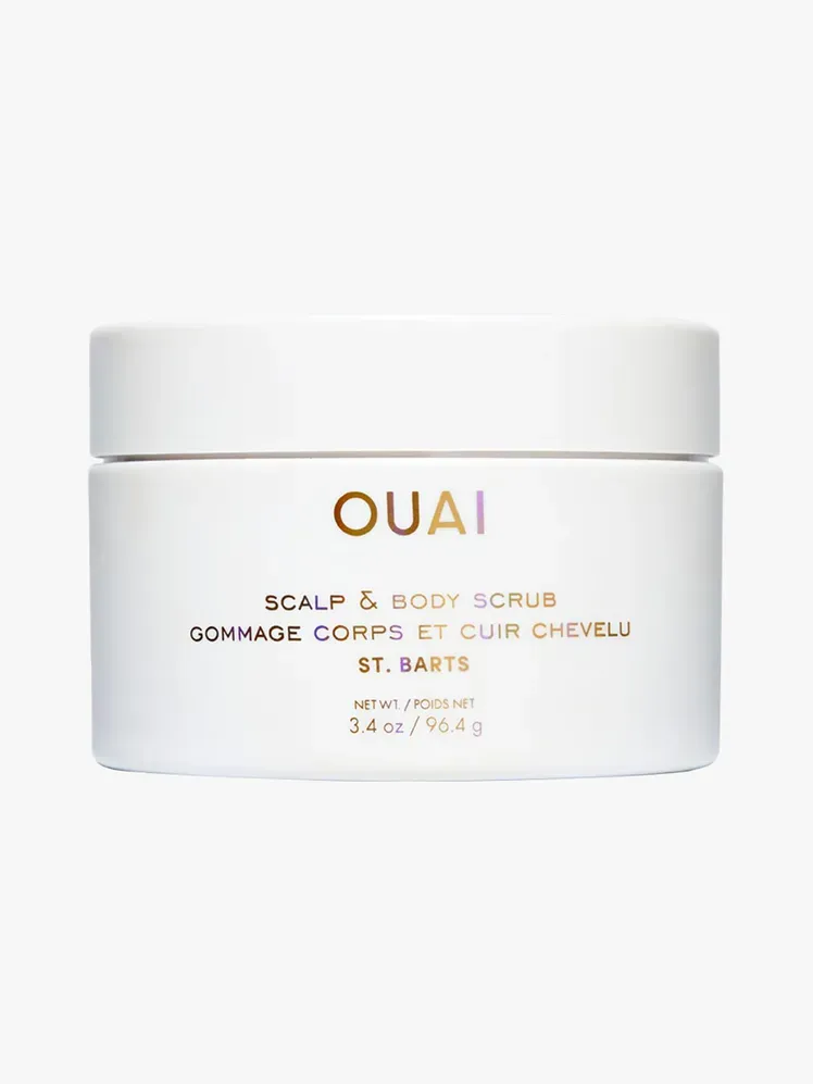 Скраб для шкіри голови та тіла Ouai у фірмовому складі на світло-сірому фоні