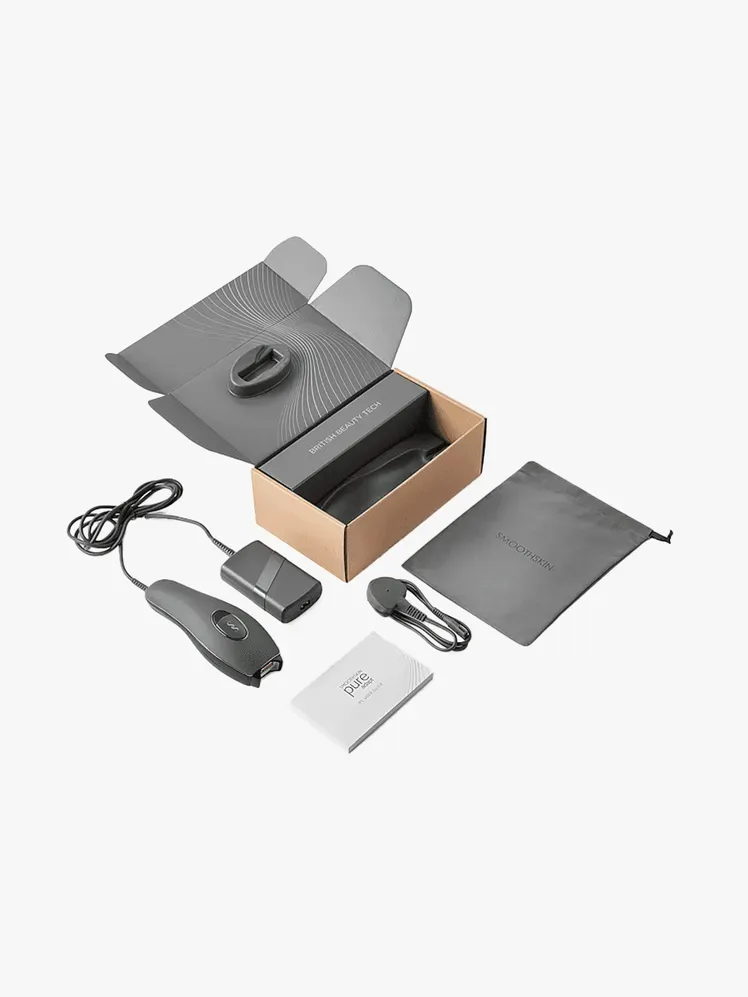 Пристрій для видалення волосся Smoothskin Pure Adapt IPL у фірмовому комплекті на світло-сірому фоні