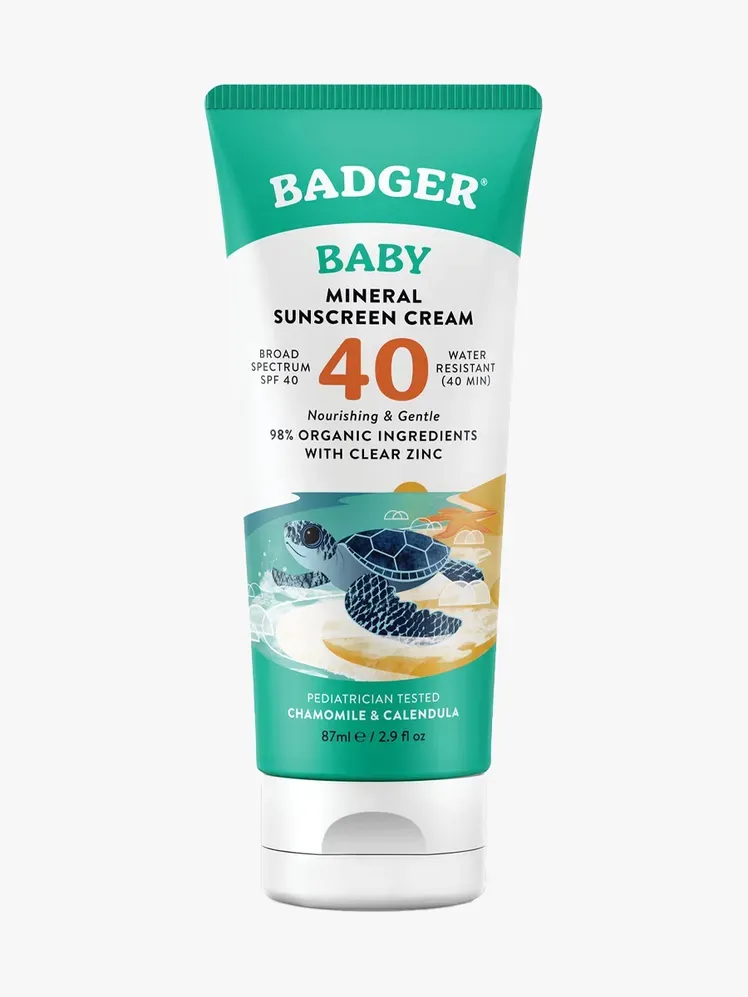 Дитячий сонцезахисний крем Badger Mineral SPF 40 у фірмовому складі на світло-сірому фоні