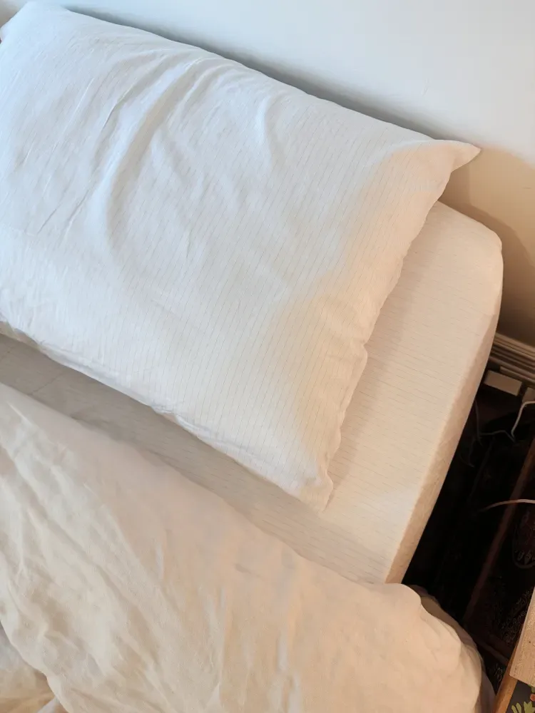 Attēlā var būt ietvertas spilvenu mājas dekoru spilvenu gultas mēbeles un veļa