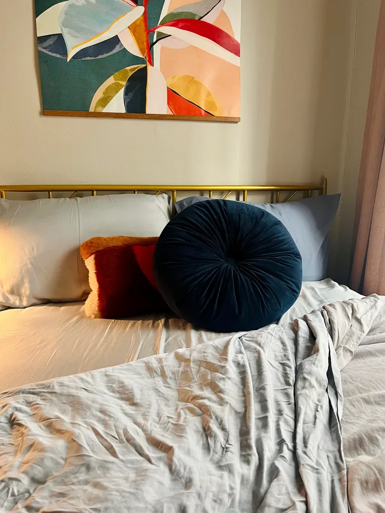 Attēlā var būt spilvenu gulta un mēbeles