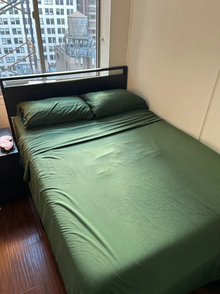 Attēlā var būt mēbeļu gulta un palags