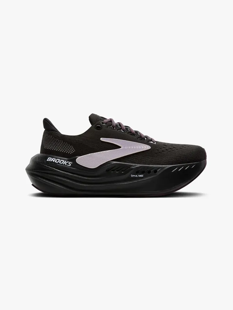 Sepatu kets Glycerin Max dengan warna hitam dan ungu lembut bermerek dengan latar belakang abu-abu muda