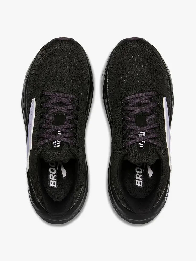 Sepatu kets Glycerin Max dengan warna hitam dan ungu lembut bermerek dengan latar belakang abu-abu muda