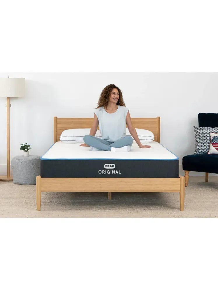 Slika lahko vsebuje: Vzmetnica in postelja Rosanny Zayas Furniture Adult Person