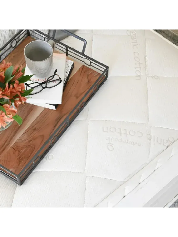 Slika lahko vsebuje: Notranja oprema pohištva in miza