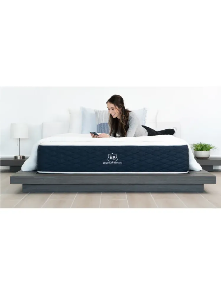 Slika lahko vsebuje: Pohištvo, odrasla oseba, postelja, obraz in glava