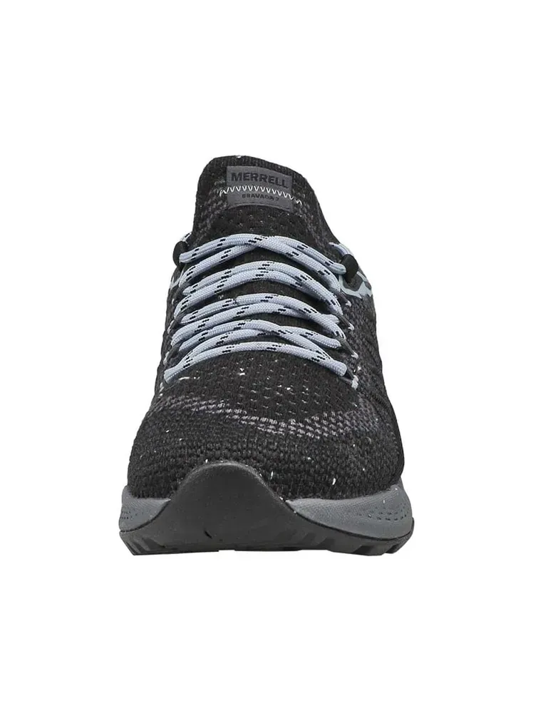 Tenisky Bravada 2 v černé a šedé barvě na bílém pozadí