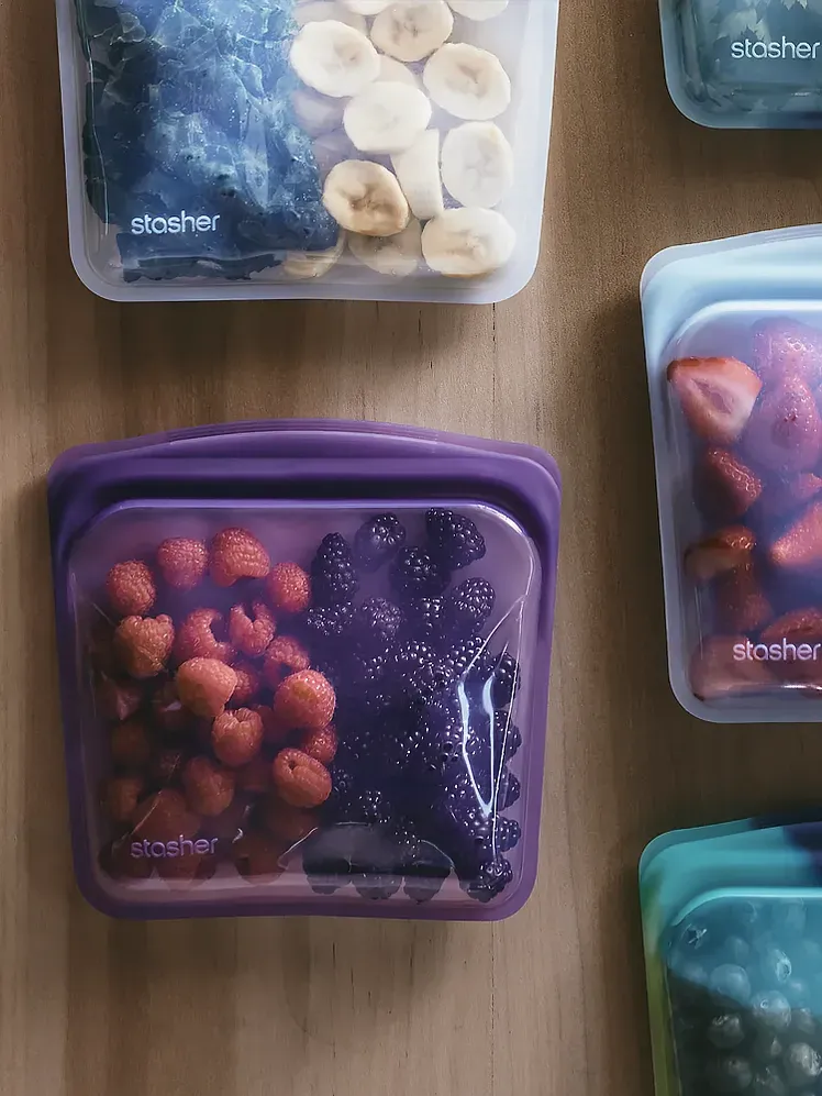 Skladacie vrecká vo viacerých farbách s rôznymi potravinami