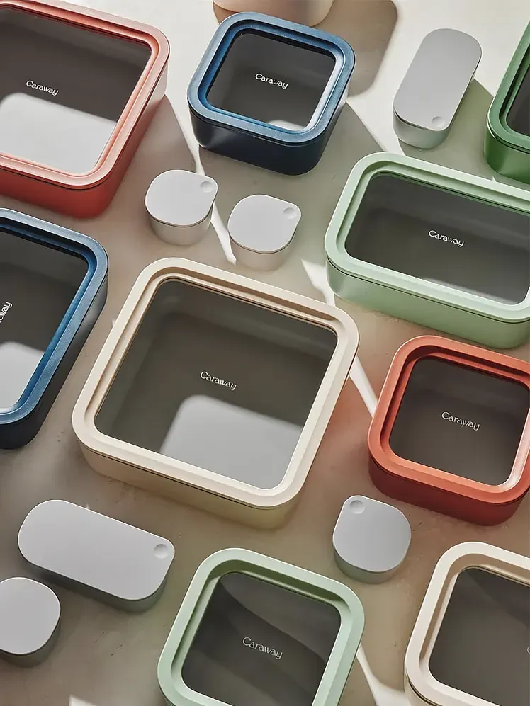 Skladovanie potravín + mini sada vo viacerých farbách na stole