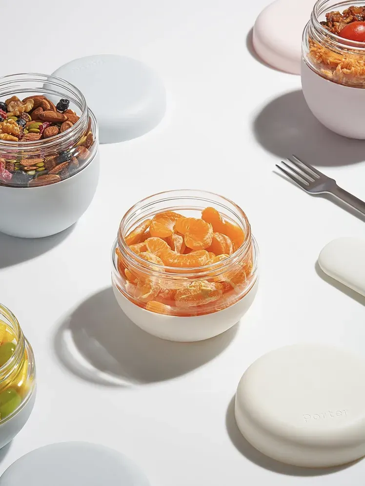 Pevné sklenené misky Porter Seal vo viacerých farbách na stole