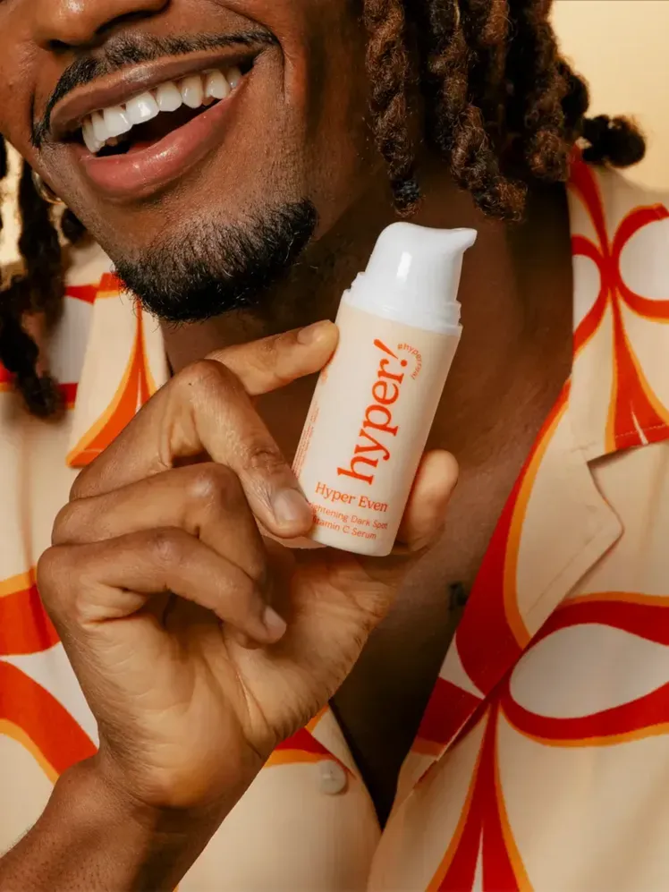 ਤਸਵੀਰ ਵਿੱਚ ਇਹ ਹੋ ਸਕਦਾ ਹੈ: ਚਿਹਰੇ ਦਾ ਮੁੱਖ ਵਿਅਕਤੀ ਹੈਪੀ ਸਮਾਈਲ ਬਾਲਗ ਕਾਸਮੈਟਿਕਸ ਬੋਤਲ ਅਤੇ ਸ਼ੇਕਰ