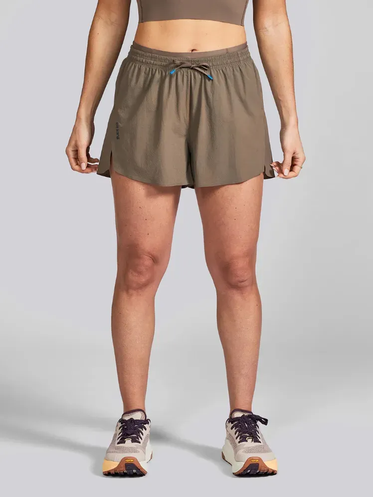 La imatge pot contenir: roba Pantalons curts, faldilla i persona