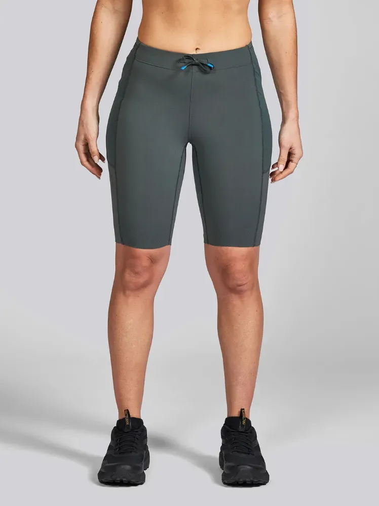 La imatge pot contenir: roba pantalons curts part del cos i cuixa