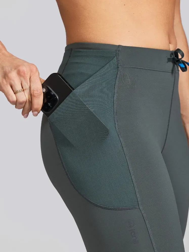 La imatge pot contenir: roba, pantalons, persona adulta i pantalons curts