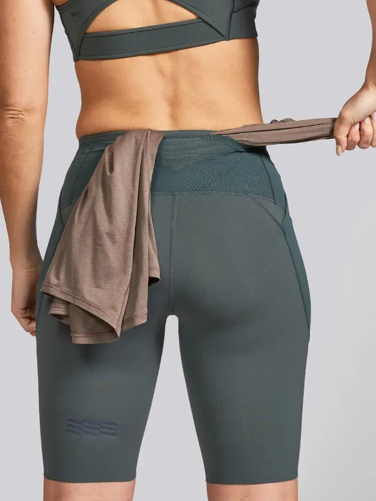 La imatge pot contenir: Roba Pantalons curts Part del cos Persona Cuixa Adult i Bebè