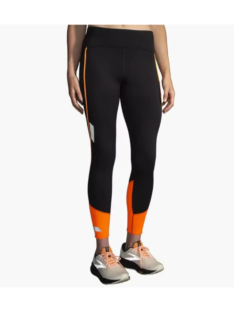 La imatge pot contenir: roba, mitjanes, malles, persona adulta i pantalons