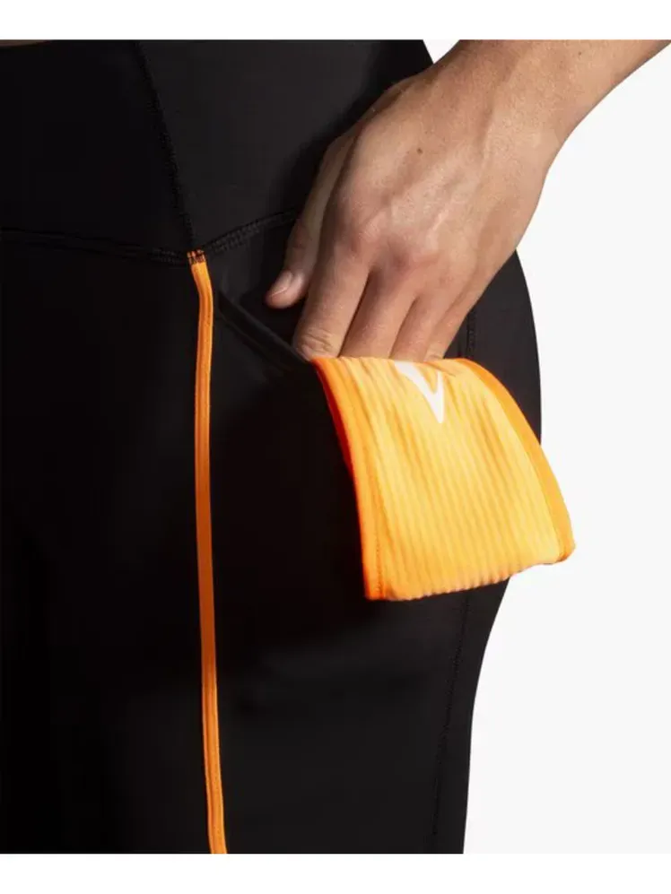 La imatge pot contenir: Gorra Roba Barret Roba formal i accessoris