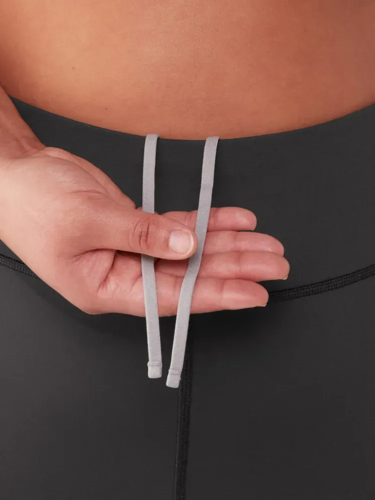 La imatge pot contenir: Part del cos Dit Mà Persona i Bebè