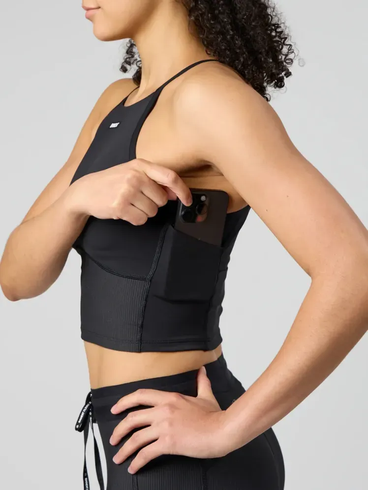 La imatge pot contenir: sostenidor, roba, roba interior, roba interior, persona adulta, brusa i vestit de bany