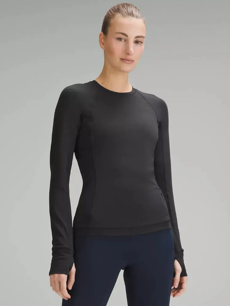 La imatge pot contenir: Roba Màniga llarga Màniga Adult i Persona