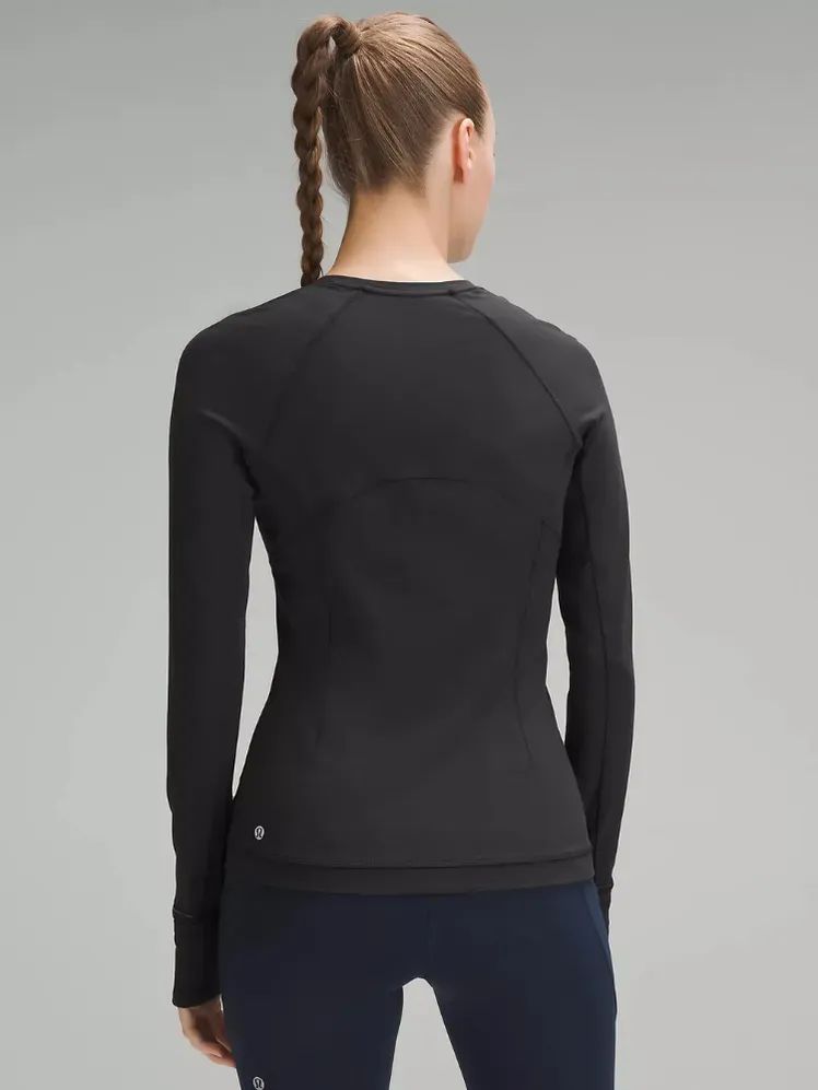 La imatge pot contenir: roba, màniga llarga, persona adulta, roba de punt, jersei i cabell