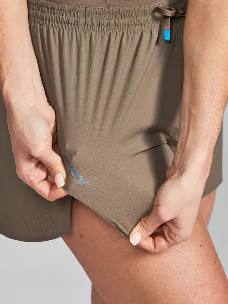 La imatge pot contenir: roba, pantalons curts, persona i roba interior