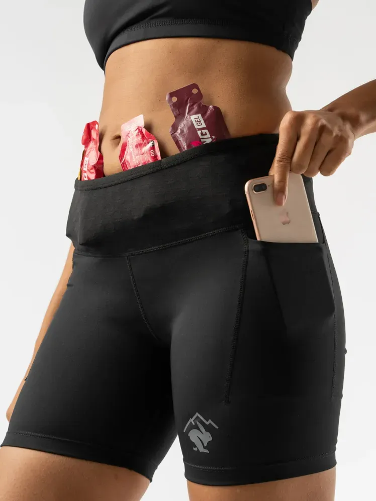 La imatge pot contenir: Roba Pantalons curts Persona adulta Electrònica Telèfon mòbil Telèfon Part del cos i cuixa