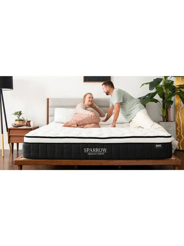 ในภาพอาจจะมี เฟอร์นิเจอร์ ผู้ใหญ่ ที่นอนเด็ก ต้นพืช และเตียง