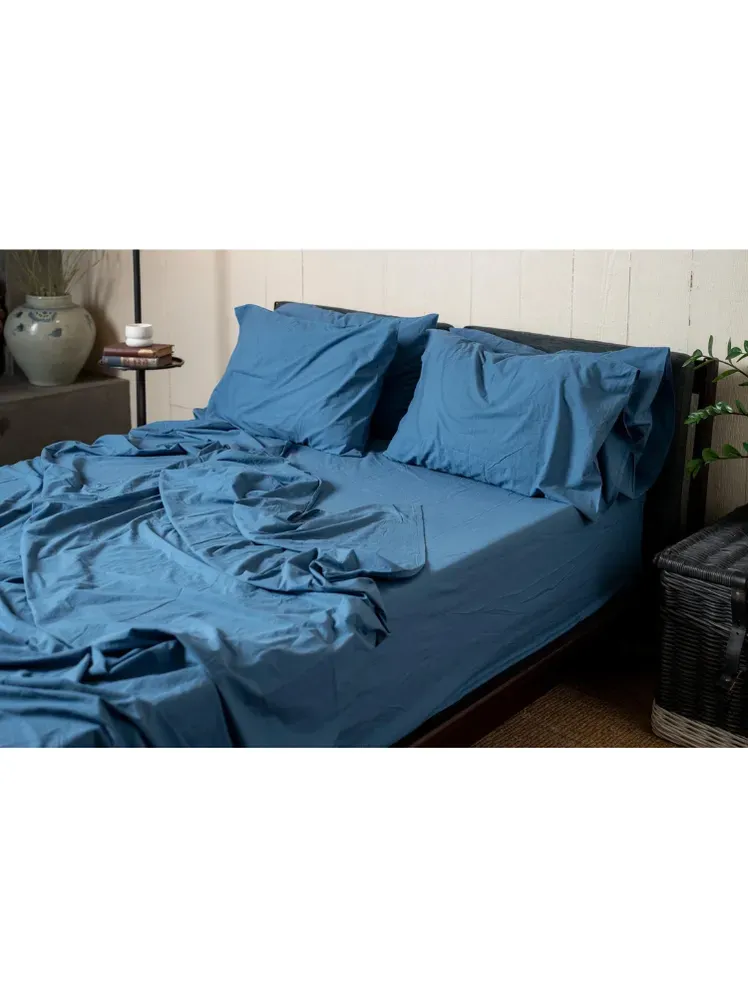 ในภาพอาจจะมี เฟอร์นิเจอร์เตียง และผ้าปูที่นอน