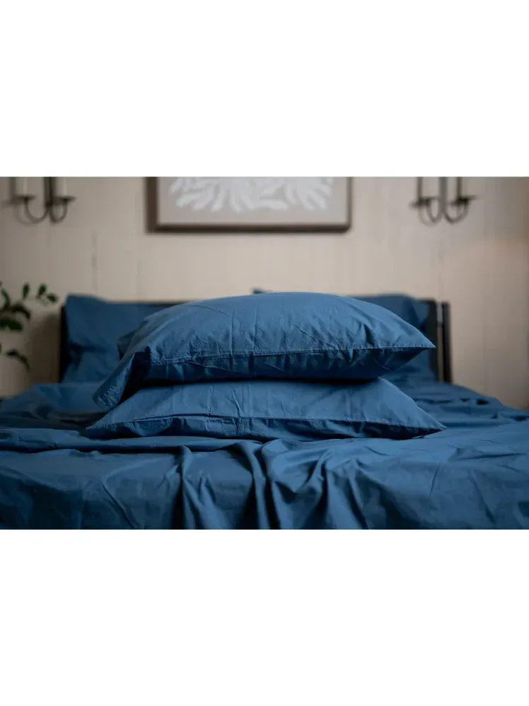 ในภาพอาจจะมี หมอนอิง ของแต่งบ้าน เตียง เฟอร์นิเจอร์ ในที่ร่ม Interior Design Bed Sheet and Pillow