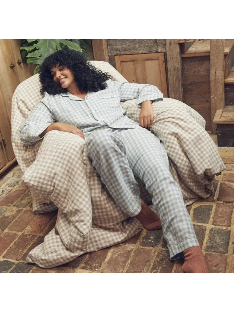 ในภาพอาจจะมี ผ้าห่ม ผู้คน ใบหน้า และ ศีรษะ