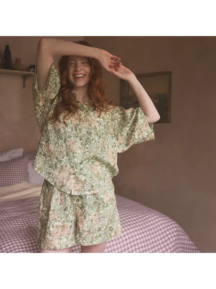 ในภาพอาจจะมี Leonie Benesch Blouse Clothing Adult Person Face Head Dress และ Pyjamas