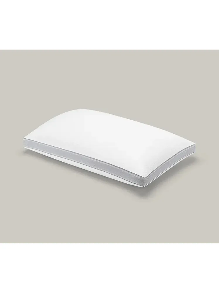 ในภาพอาจจะมี หมอนอิง อุปกรณ์ตกแต่งบ้าน หมอน กระเป๋าสตางค์ และเฟอร์นิเจอร์