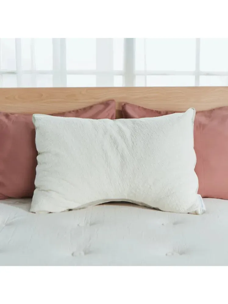 ในภาพอาจจะมี หมอนอิง ตกแต่งบ้าน หมอน เตียง และเฟอร์นิเจอร์