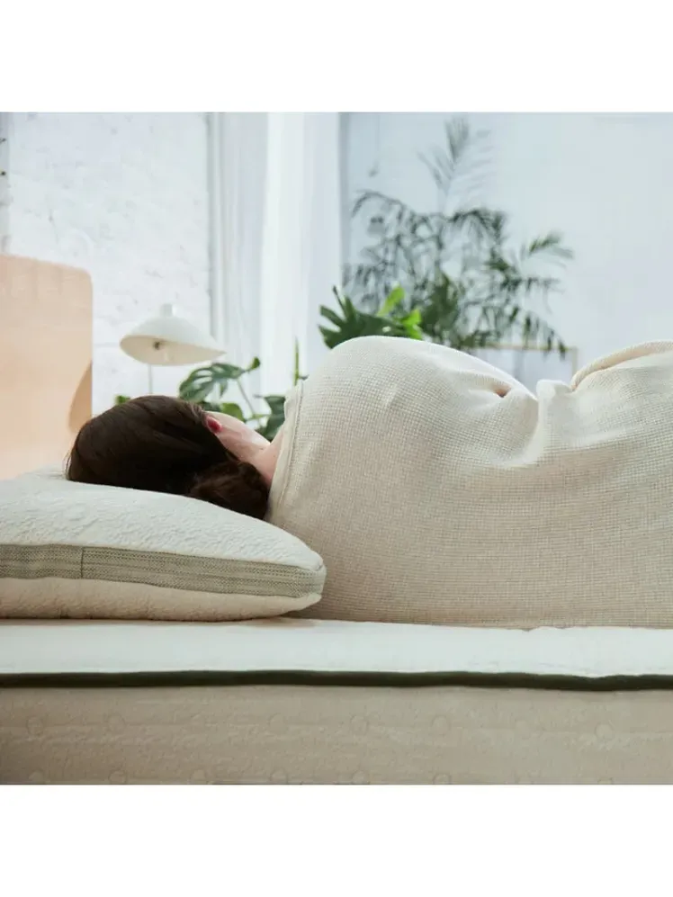 ในภาพอาจจะมี หมอนอิงตกแต่งบ้าน ผ้าห่ม ผู้ใหญ่ และบุคคล