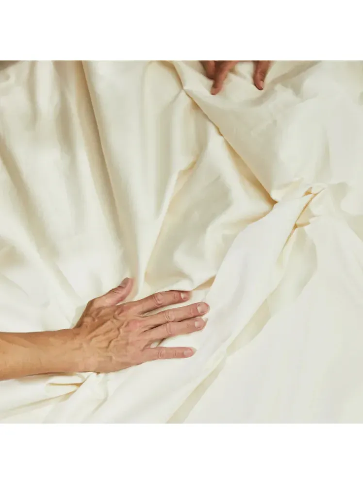 ในภาพอาจจะมี ผ้าห่ม ส่วนของร่างกาย นิ้ว มือ และ ผู้ใหญ่