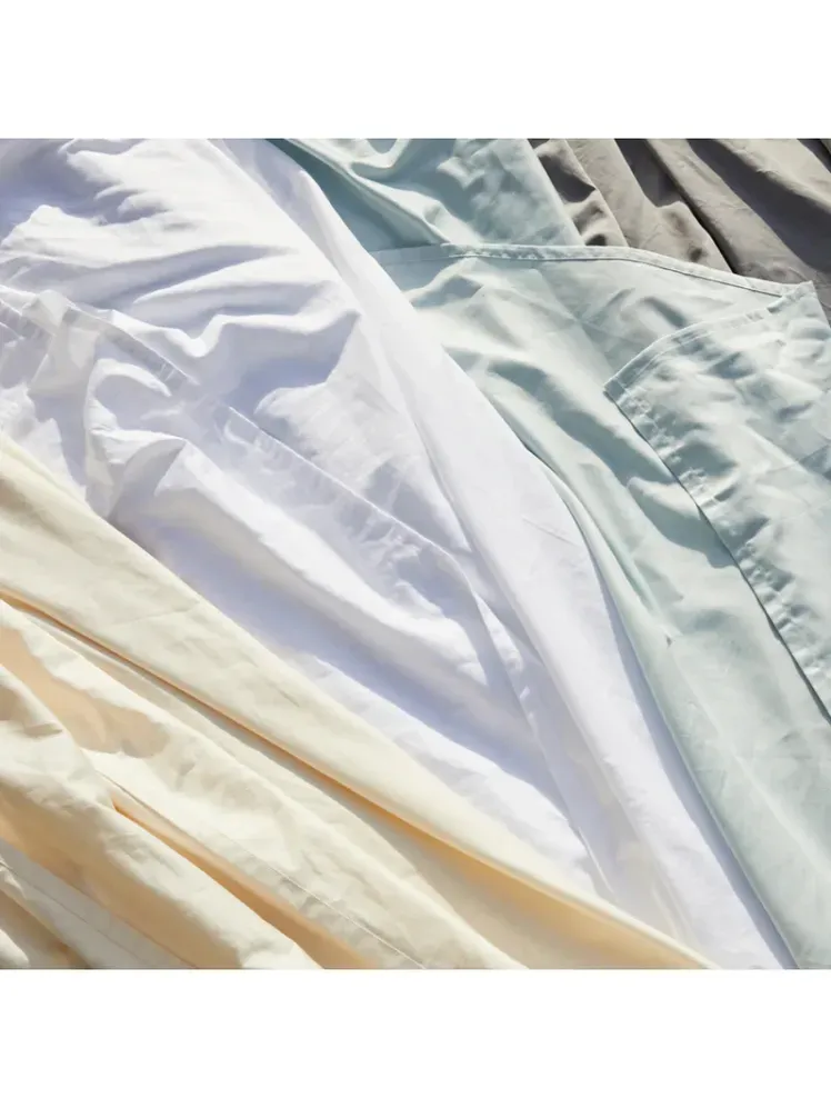 ในภาพอาจจะมี ผ้าห่ม ของตกแต่งบ้าน ผ้าลินิน เสื้อผ้า และเสื้อเชิ้ต