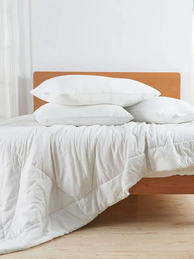 ในภาพอาจจะมี หมอนอิง ของตกแต่งบ้าน หมอน เฟอร์นิเจอร์ ผ้าห่ม และเตียง