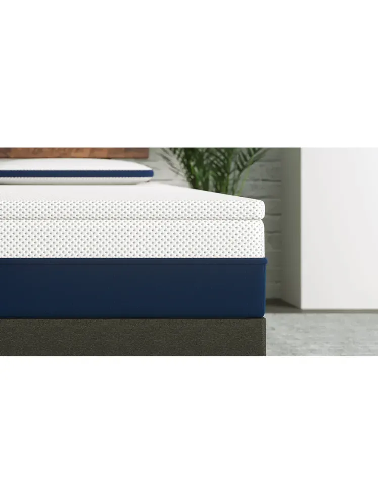 ในภาพอาจจะมี ที่นอนเฟอร์นิเจอร์ และเตียง