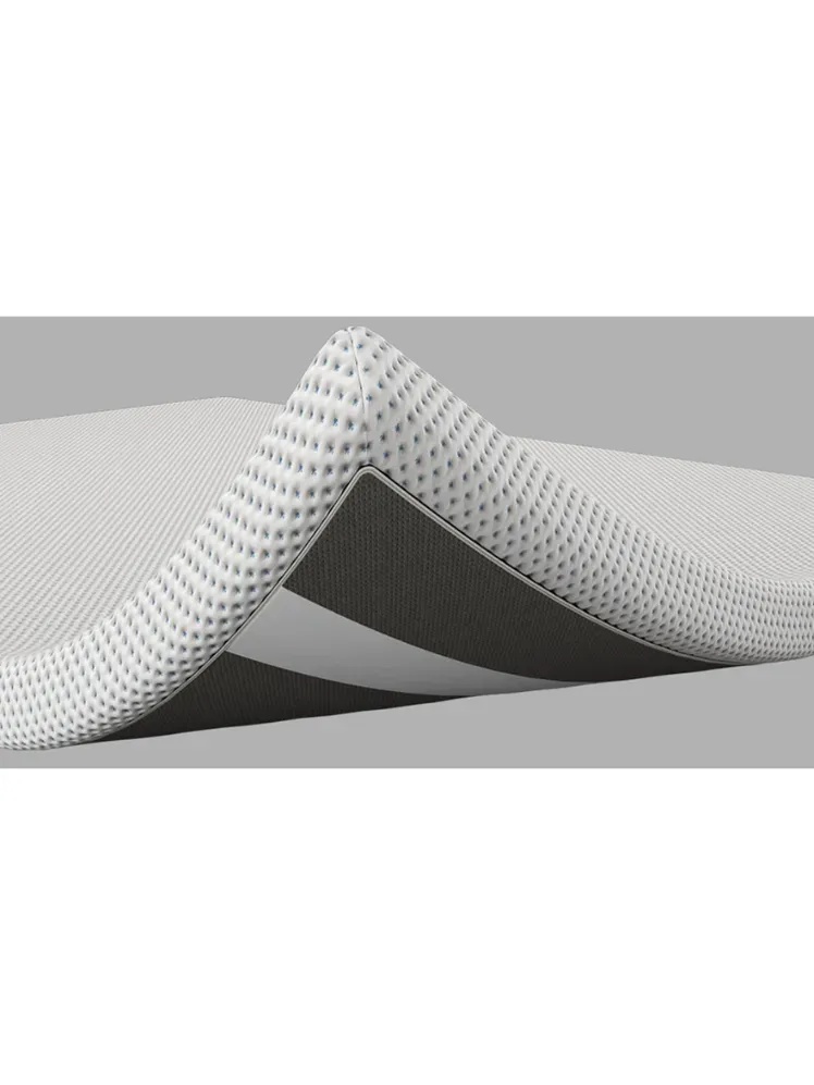 ในภาพอาจจะมี เสื้อผ้า รองเท้า รองเท้า และผ้าทอ