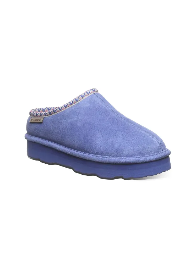 ในภาพอาจจะมี รองเท้า เสื้อผ้าหนังกลับ และรองเท้า