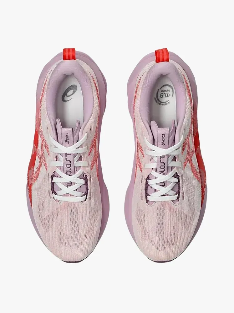 ASICS Novablast 5 in merkcomponent op een lichtgrijze achtergrond