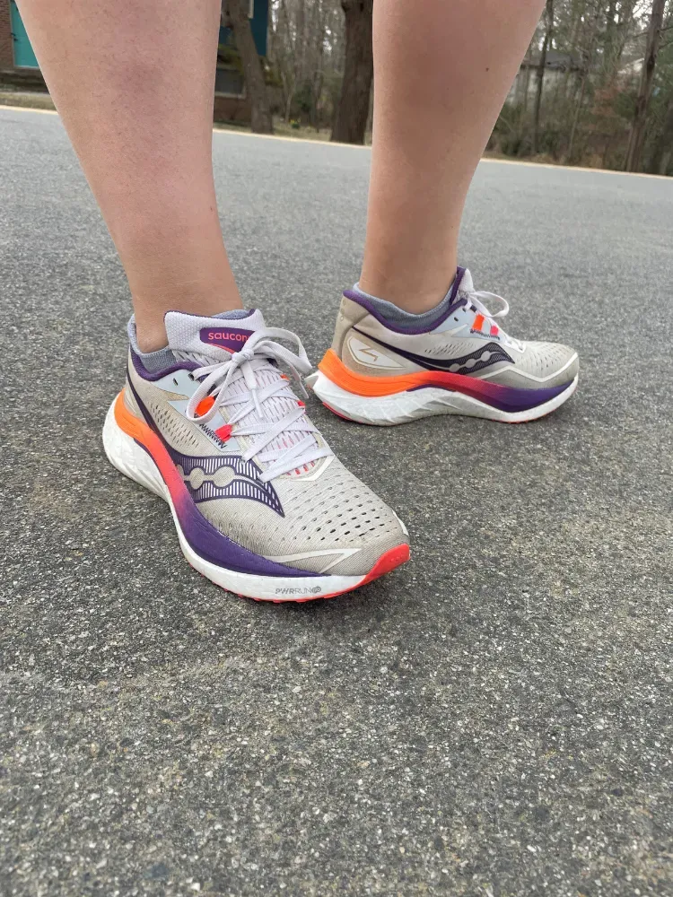 Afbeelding kan kleding schoenen schoen sneaker persoon wandel- en hardloopschoen bevatten