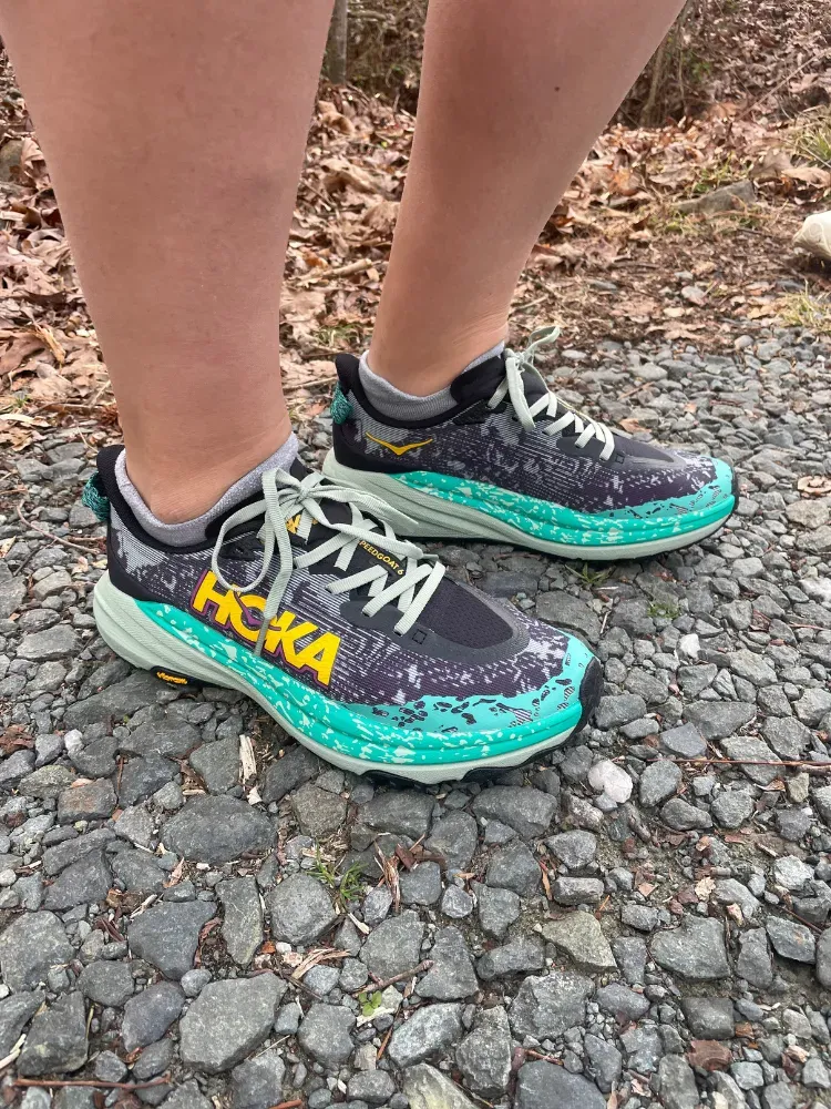 Afbeelding kan kleding, schoenen, schoenen, sneakers, Rock Road Person en Soil bevatten