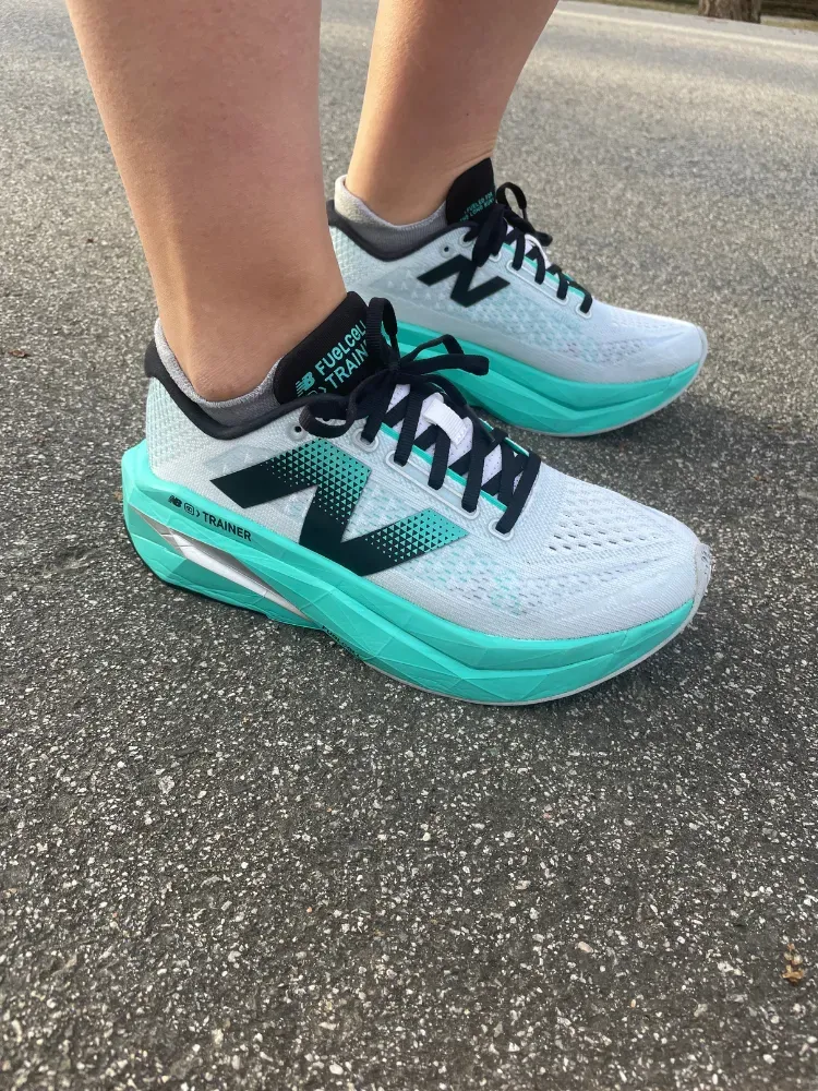 Afbeelding kan kleding, schoenen, schoenen, sneakers en hardloopschoenen bevatten