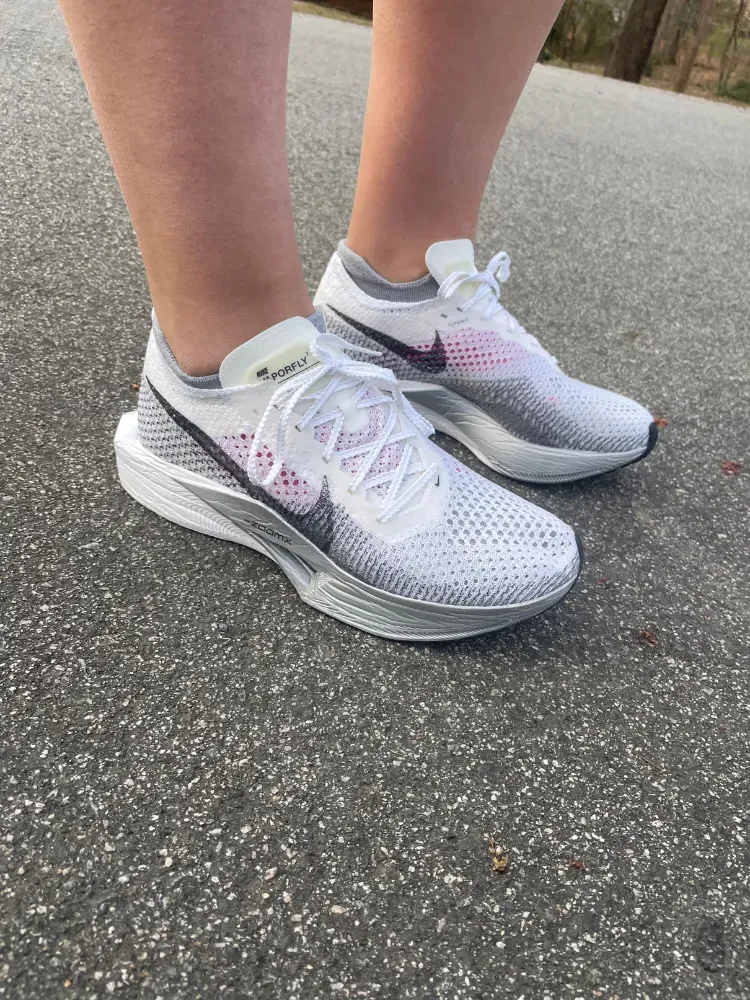 Afbeelding kan kleding schoenen schoen sneaker persoon en hardloopschoen bevatten