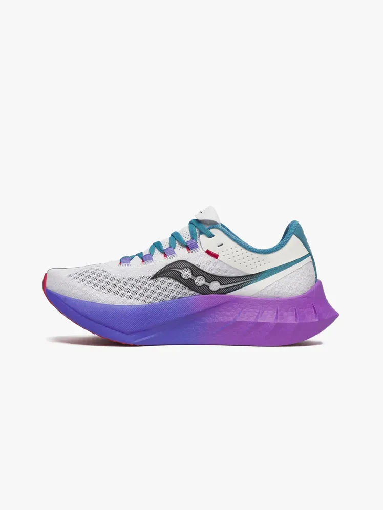 Saucony Endorphin Pro 4 in merkcomponent op een lichtgrijze achtergrond