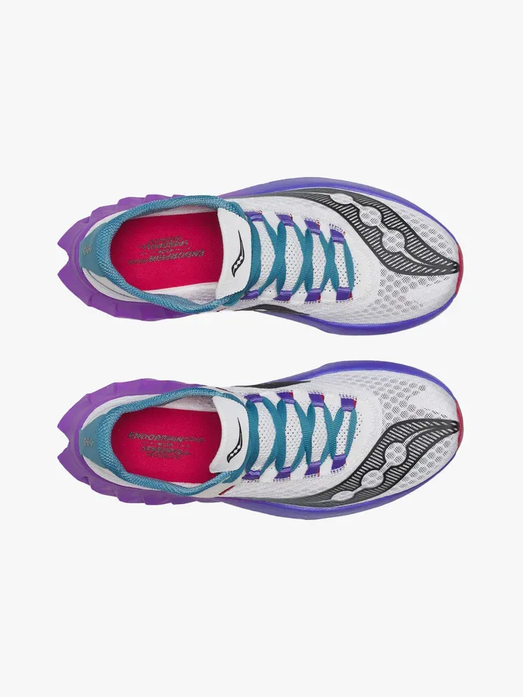 Saucony Endorphin Pro 4 in merkcomponent op een lichtgrijze achtergrond