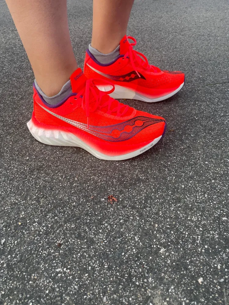 Afbeelding kan kleding, schoenen, schoenen en sneakers bevatten